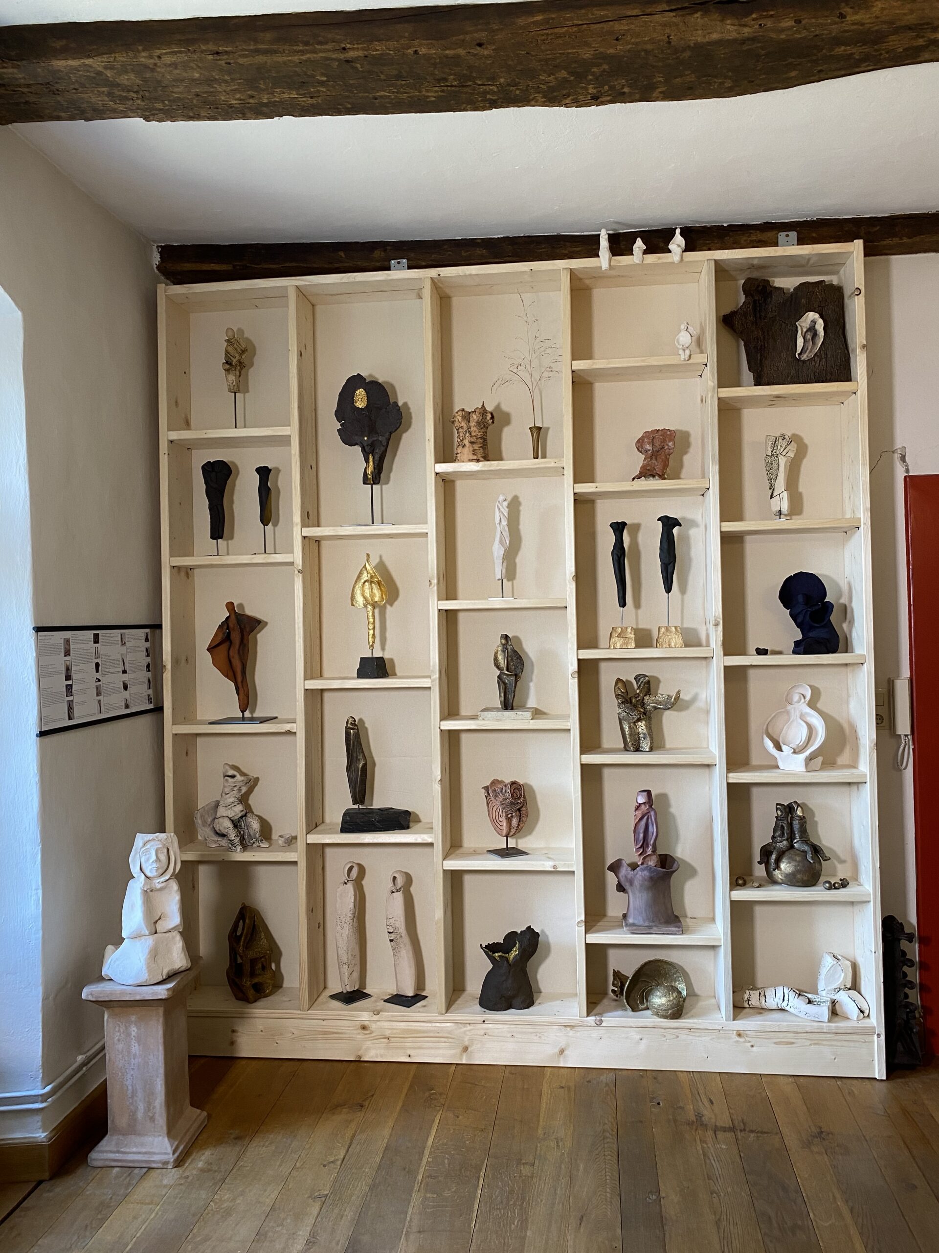 IMG_8835 Atelier hestia Skulpturen_Regal im Keramik_Raum